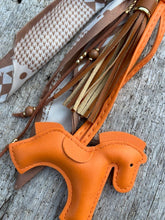 Charger l'image dans la galerie, Bijou de sac "Cheval Orange"