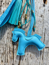 Charger l&#39;image dans la galerie, Bijou de sac &quot;Cheval Bleu&quot;
