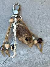 Charger l&#39;image dans la galerie, Porte clés ou bijoux de sac &quot;Anguila&quot;
