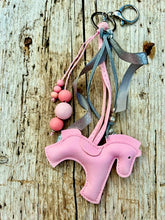 Charger l&#39;image dans la galerie, Bijou de sac &quot;Cheval Rose&quot;
