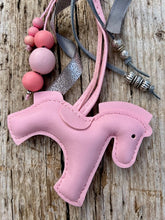 Charger l&#39;image dans la galerie, Bijou de sac &quot;Cheval Rose&quot;
