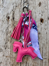Charger l&#39;image dans la galerie, Bijou de sac &quot;Cheval Fuchsia&quot;
