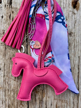 Charger l&#39;image dans la galerie, Bijou de sac &quot;Cheval Fuchsia&quot;
