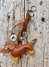 Charger l&#39;image dans la galerie, Bijou de sac &quot;Teckel Cognac&quot;
