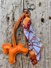 Charger l&#39;image dans la galerie, Bijou de sac &quot;Cheval Orange&quot;
