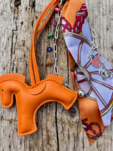 Charger l&#39;image dans la galerie, Bijou de sac &quot;Cheval Orange&quot;
