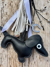 Charger l&#39;image dans la galerie, Bijou de sac &quot;Black Teckel&quot;
