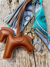 Charger l&#39;image dans la galerie, Bijou de sac &quot;Cheval Cognac&quot;
