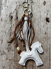 Charger l&#39;image dans la galerie, Bijou de sac &quot;Cheval Blanc&quot;
