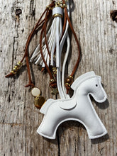 Charger l&#39;image dans la galerie, Bijou de sac &quot;Cheval Blanc&quot;
