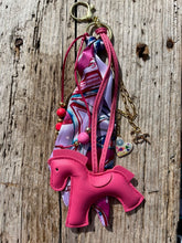 Charger l&#39;image dans la galerie, Bijou de sac &quot;Cheval Fuchsia&quot;
