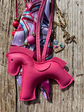 Charger l&#39;image dans la galerie, Bijou de sac &quot;Cheval Fuchsia&quot;
