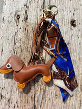 Charger l&#39;image dans la galerie, Bijou de sac &quot;Teckel Cognac&quot;
