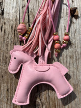 Charger l&#39;image dans la galerie, Bijou de sac &quot;Cheval Rose&quot;
