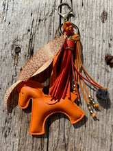 Charger l&#39;image dans la galerie, Bijou de sac &quot;Cheval Orange&quot;
