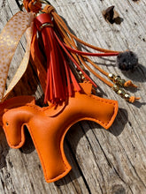 Charger l&#39;image dans la galerie, Bijou de sac &quot;Cheval Orange&quot;
