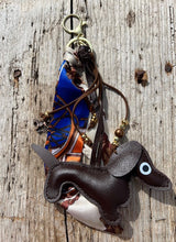 Charger l&#39;image dans la galerie, Bijou de sac &quot;Teckel Chocolat&quot;
