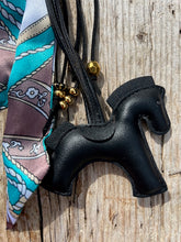 Charger l&#39;image dans la galerie, Bijou de sac &quot;Cheval Noir&quot;
