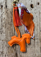 Charger l&#39;image dans la galerie, Bijou de sac &quot;Cheval Orange&quot;
