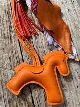 Charger l&#39;image dans la galerie, Bijou de sac &quot;Cheval Orange&quot;
