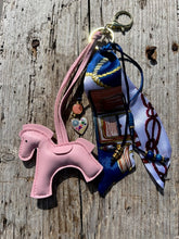 Charger l&#39;image dans la galerie, Bijou de sac &quot;Cheval Rose&quot;
