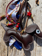 Charger l&#39;image dans la galerie, Bijou de sac &quot;Teckel Chocolat&quot;
