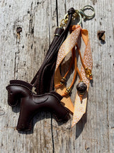 Charger l&#39;image dans la galerie, Bijou de sac &quot;Cheval Chocolat&quot;
