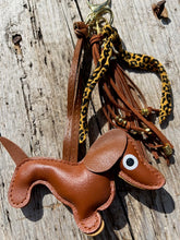 Charger l&#39;image dans la galerie, Bijou de sac &quot;Teckel Cognac&quot;
