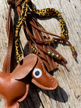 Charger l&#39;image dans la galerie, Bijou de sac &quot;Teckel Cognac&quot;
