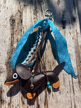 Charger l&#39;image dans la galerie, Bijou de sac &quot;Teckel Chocolat&quot;
