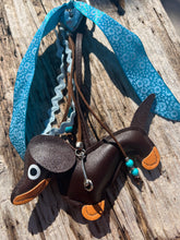 Charger l&#39;image dans la galerie, Bijou de sac &quot;Teckel Chocolat&quot;
