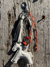 Charger l&#39;image dans la galerie, Bijou de sac &quot;Cheval Blanc&quot;
