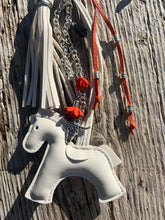 Charger l&#39;image dans la galerie, Bijou de sac &quot;Cheval Blanc&quot;
