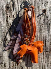 Charger l&#39;image dans la galerie, Bijou de sac &quot;Cheval Orange&quot;

