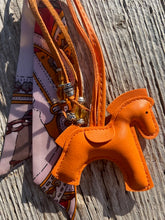 Charger l&#39;image dans la galerie, Bijou de sac &quot;Cheval Orange&quot;
