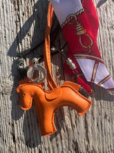 Charger l&#39;image dans la galerie, Bijou de sac &quot;Cheval Orange&quot;
