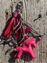 Charger l&#39;image dans la galerie, Bijou de sac &quot;Cheval Fuchsia&quot;
