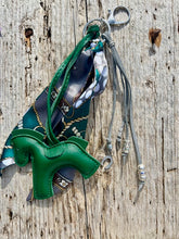 Charger l&#39;image dans la galerie, Bijou de sac &quot;Cheval Sapin&quot;
