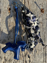 Charger l&#39;image dans la galerie, Bijou de sac &quot;Cheval Bleu Foncé&quot;
