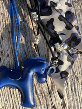Charger l&#39;image dans la galerie, Bijou de sac &quot;Cheval Bleu Foncé&quot;
