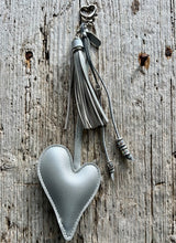 Charger l&#39;image dans la galerie, Bijou de sac &quot;Coeur d&#39;Argent&quot;
