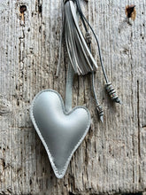 Charger l&#39;image dans la galerie, Bijou de sac &quot;Coeur d&#39;Argent&quot;

