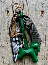 Charger l'image dans la galerie, Bijou de sac "Cheval Sapin"
