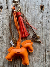 Charger l'image dans la galerie, Bijou de sac "Cheval Orange"

