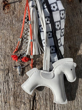 Charger l'image dans la galerie, Bijou de sac "Cheval Blanc"
