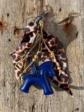 Charger l'image dans la galerie, Bijou de sac "Cheval Bleu Foncé"
