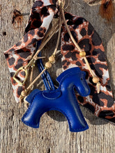 Charger l'image dans la galerie, Bijou de sac "Cheval Bleu Foncé"
