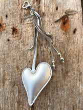 Charger l'image dans la galerie, Bijou de sac "Coeur d'Argent"
