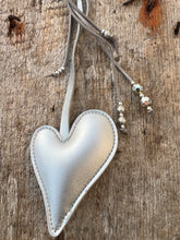Charger l'image dans la galerie, Bijou de sac "Coeur d'Argent"
