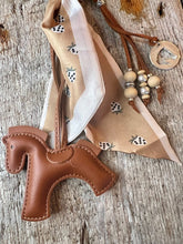 Charger l'image dans la galerie, Bijou de sac "Cheval Cognac"
